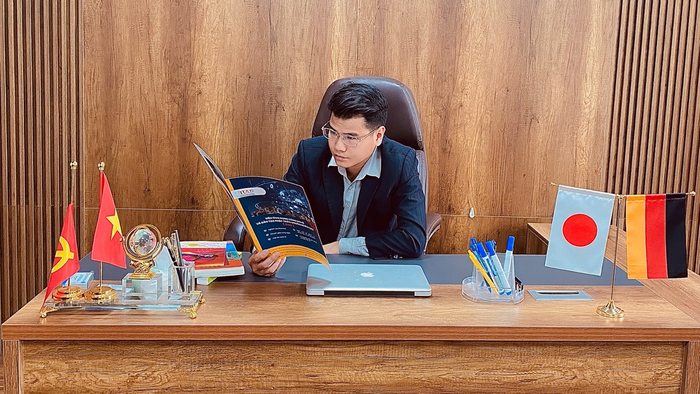 Hình ảnh minh họa: Tương tác giữa con người và AI qua laptop, nhấn mạnh vai trò của con người trong chuyển đổi số.